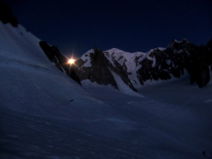 La lune sort de derrière les montagnes.